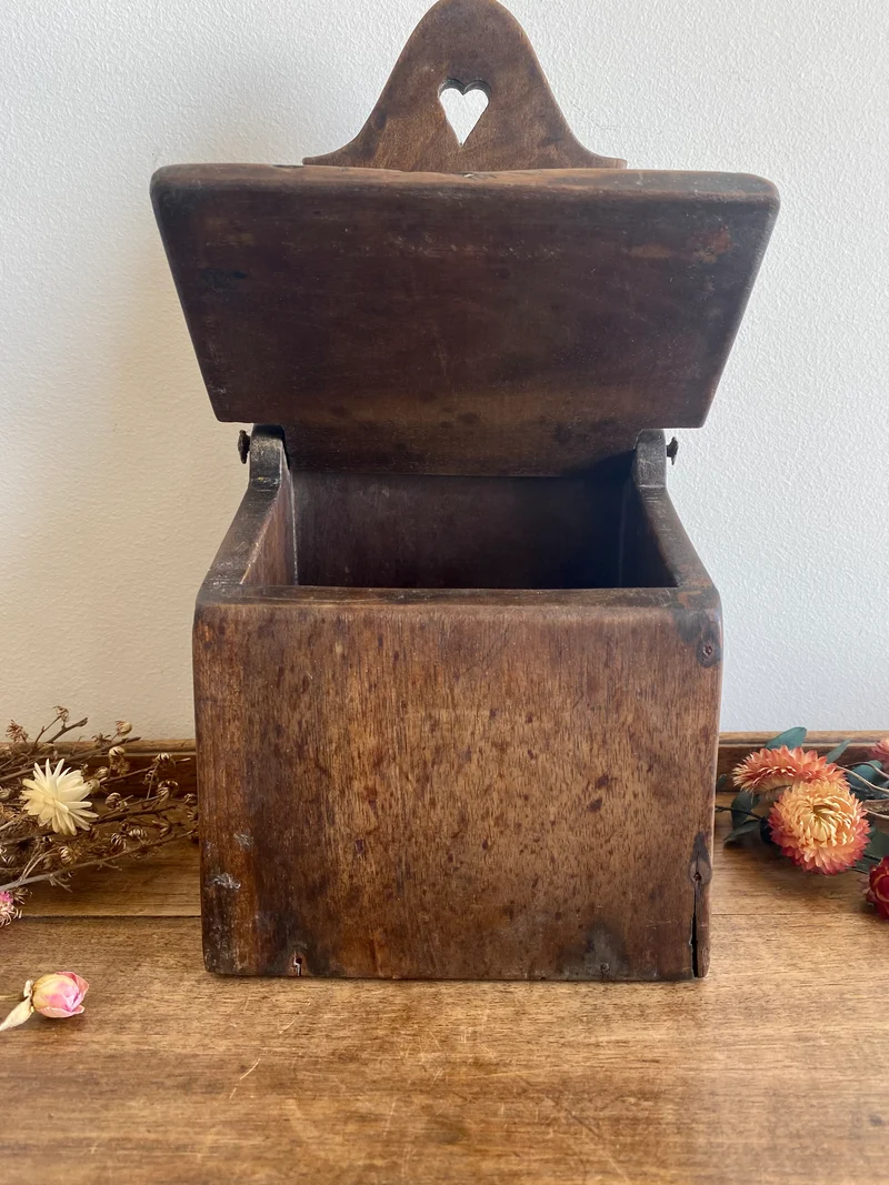 Boite à sel en bois ancienne
