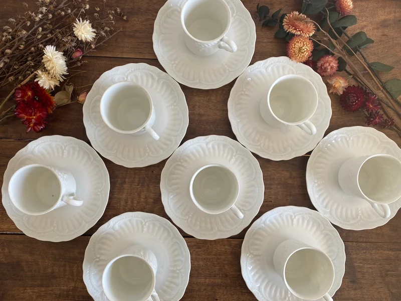 Tasses à café en porcelaine de limoges moulures blanches
