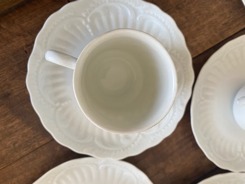 Tasses à café en porcelaine de limoges moulures blanches