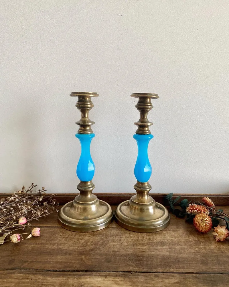 Bougeoirs en laiton avec leur élégant manche bleu en opaline