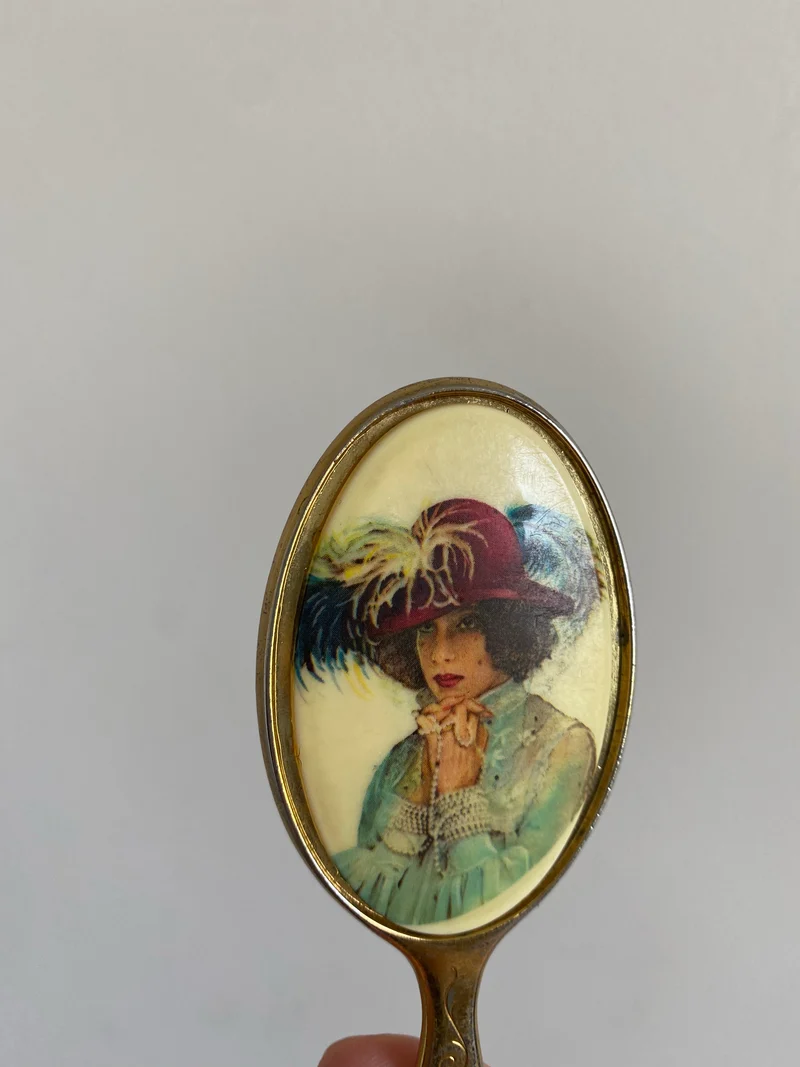 Miroir à main élégante dame et son chapeau