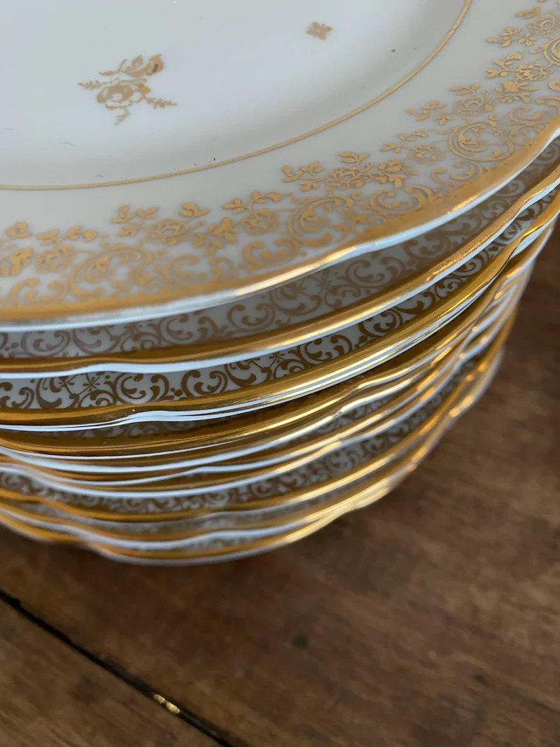Assiettes à dessert blanches et or en porcelaine