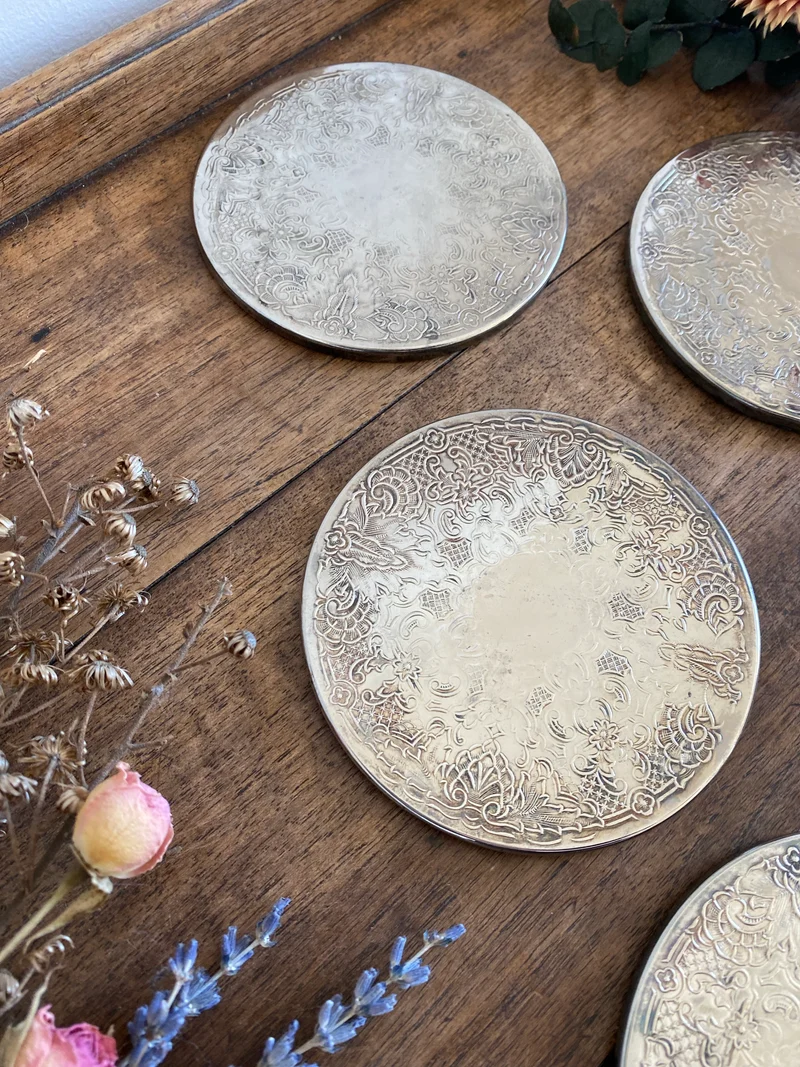 Sous-verres en métal argenté gravé
