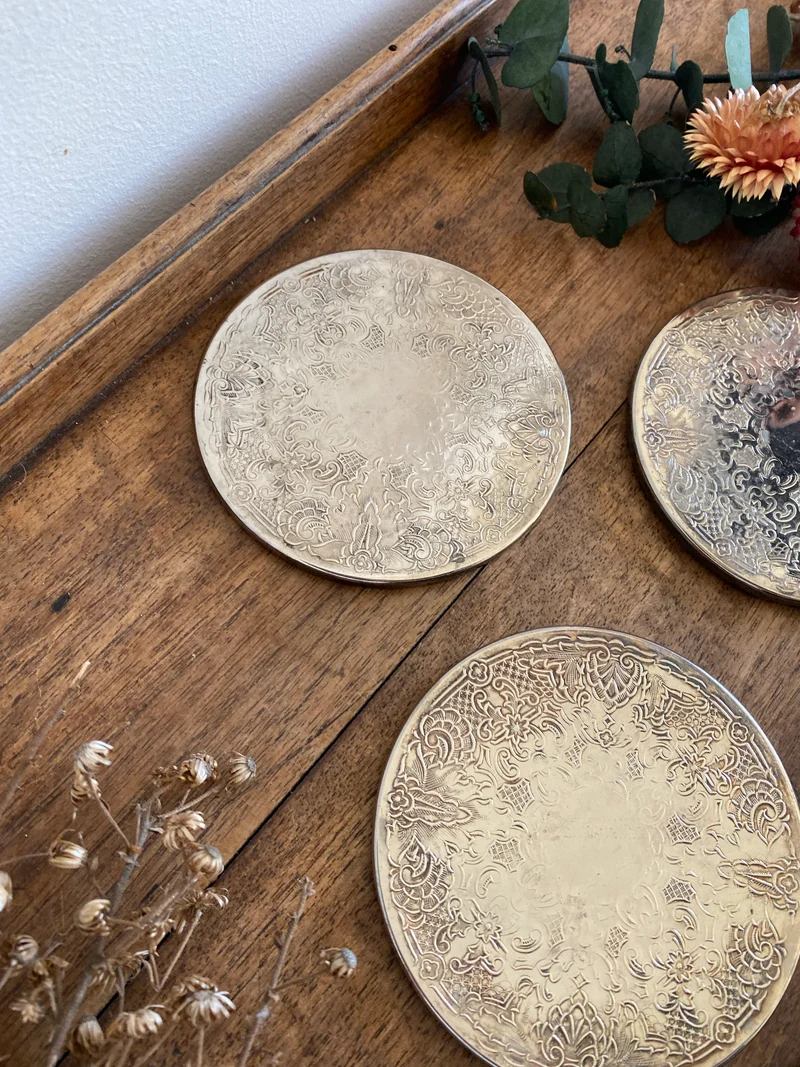 Sous-verres en métal argenté gravé