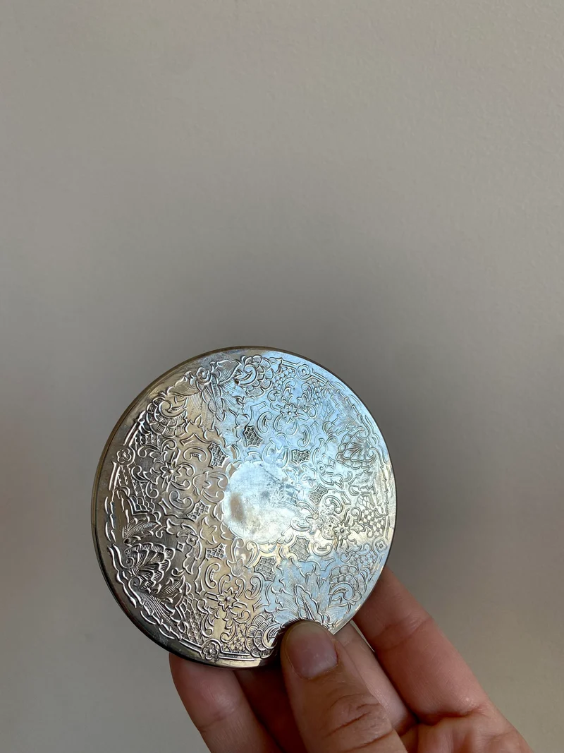 Sous-verres en métal argenté gravé
