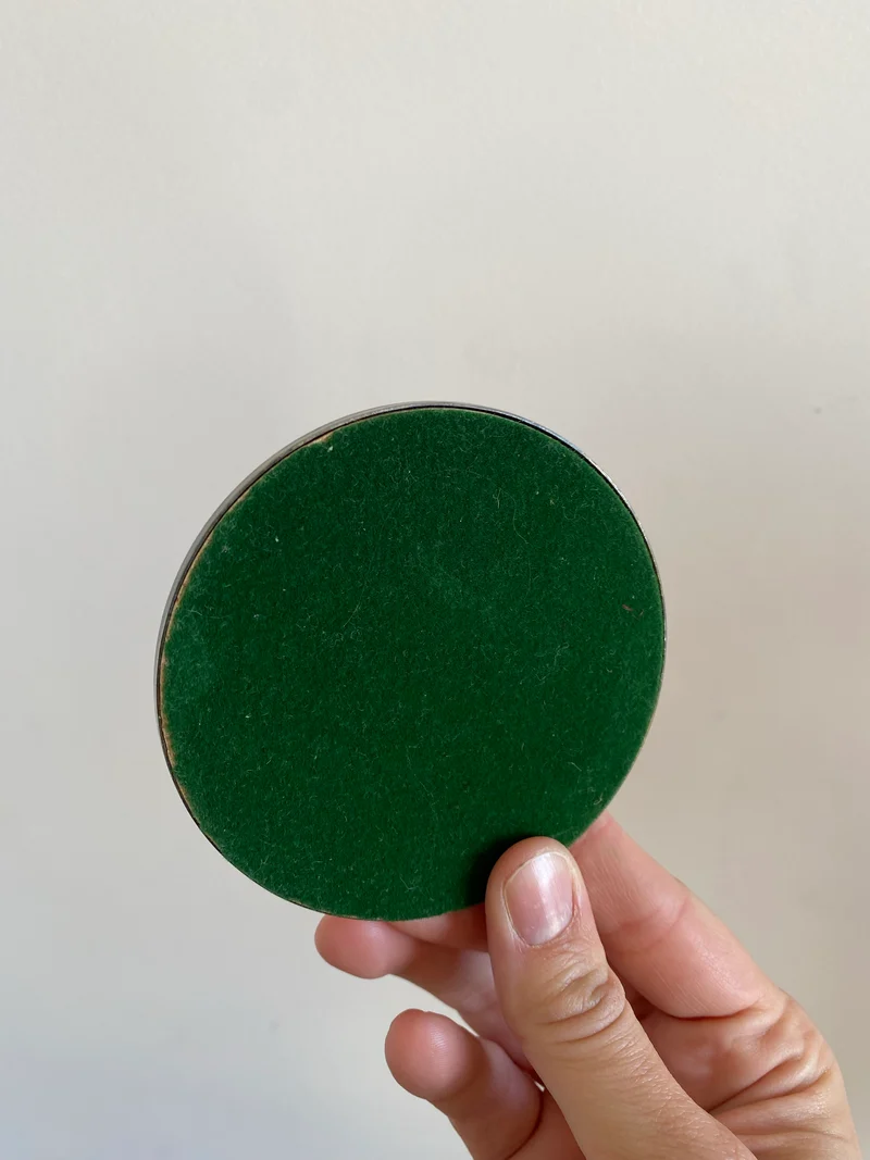 Sous-verres en métal argenté gravé
