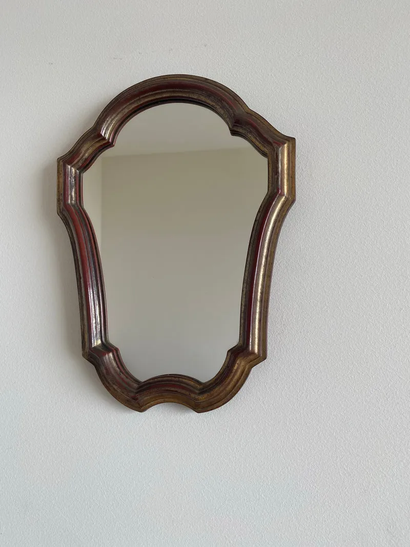 Miroir aux formes chantournées en bois doré
