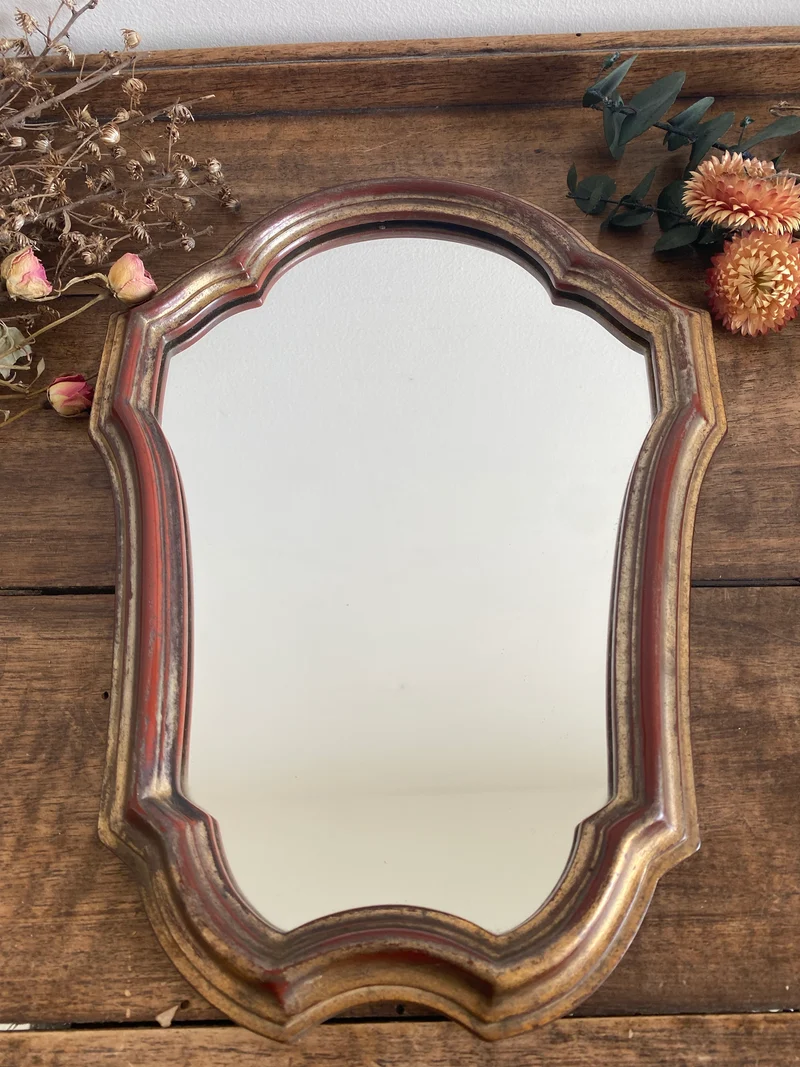 Miroir aux formes chantournées en bois doré