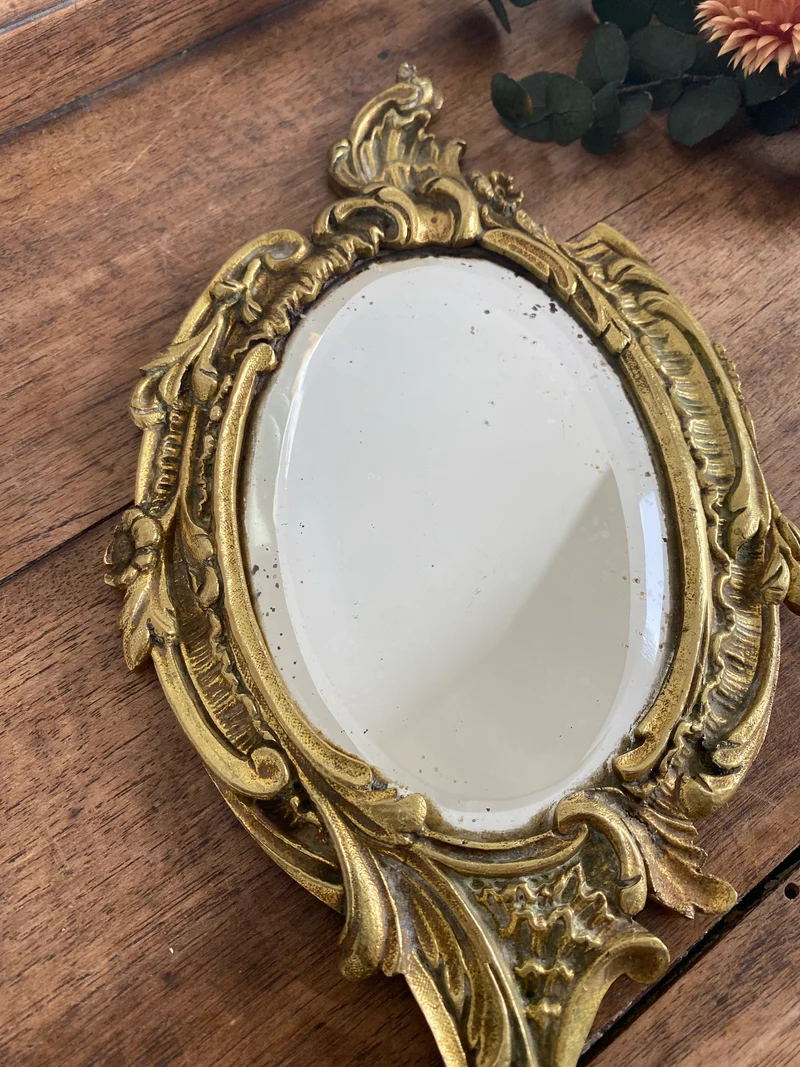 Miroir à main en laiton travaillé et sa glace biseautée