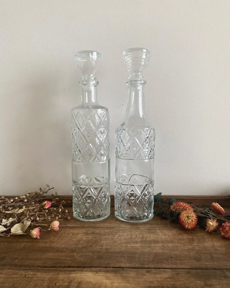 Bouteilles à liqueur vintage en verre travaillé