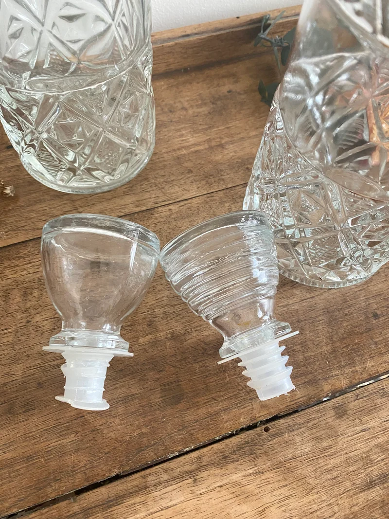 Bouteilles à liqueur vintage en verre travaillé