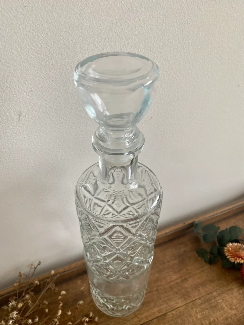 Bouteilles à liqueur vintage en verre travaillé