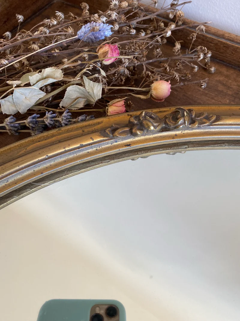 Miroir forme ovale avec ornements petites roses