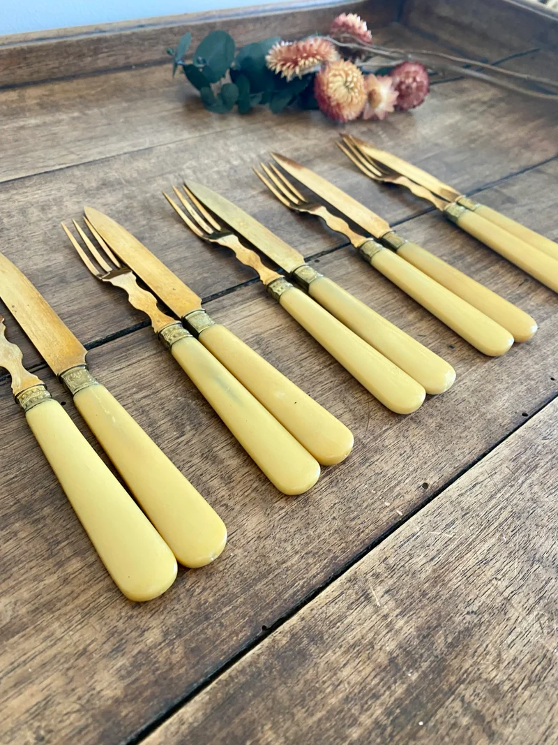 Couverts vintage jaune et or