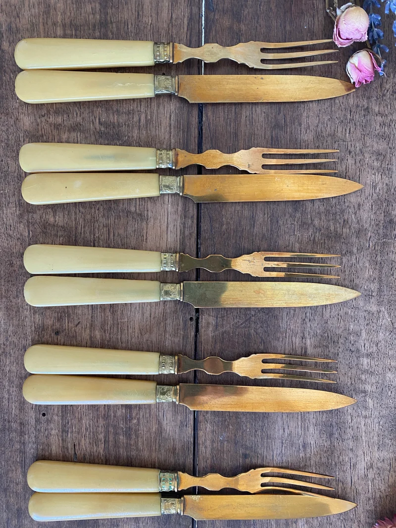 Couverts vintage jaune et or