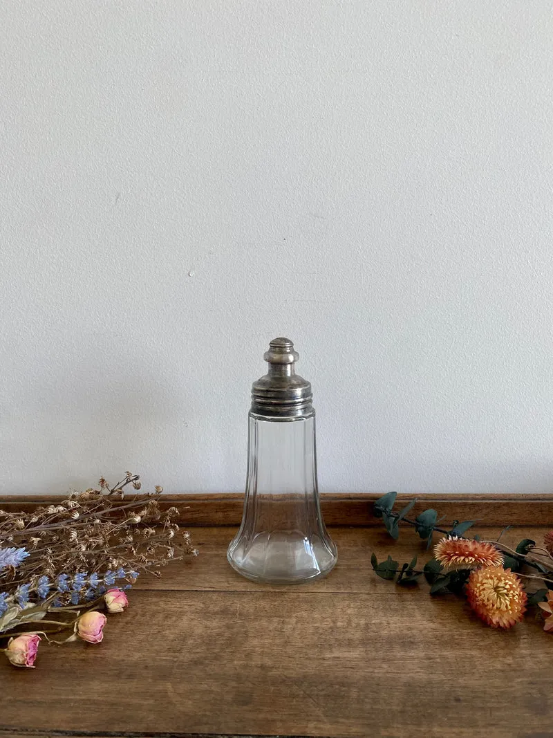 Saupoudreuse en verre avec couvercle en argent
