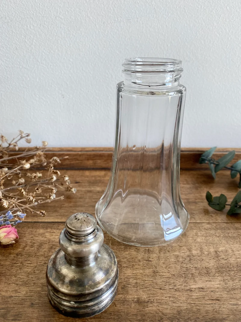 Saupoudreuse en verre avec couvercle en argent