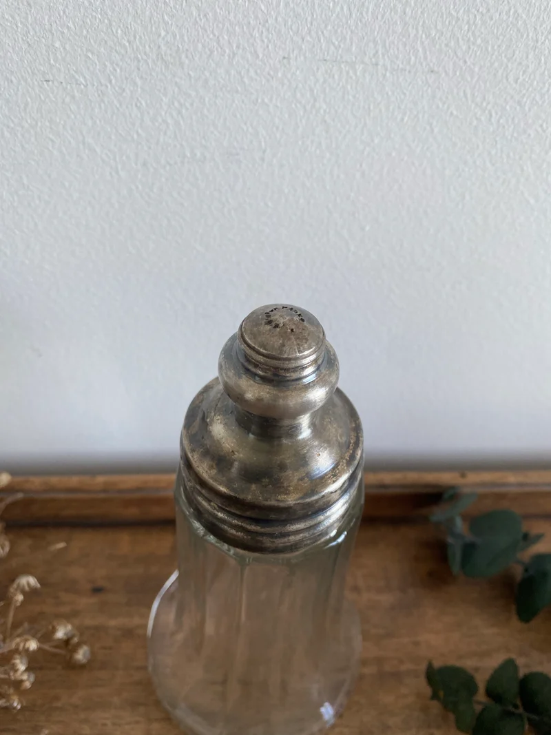 Saupoudreuse en verre avec couvercle en argent