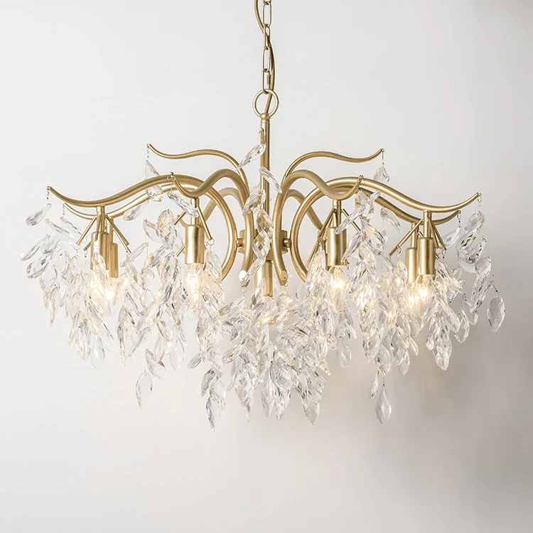 Lustre doré cristaux salon luxe