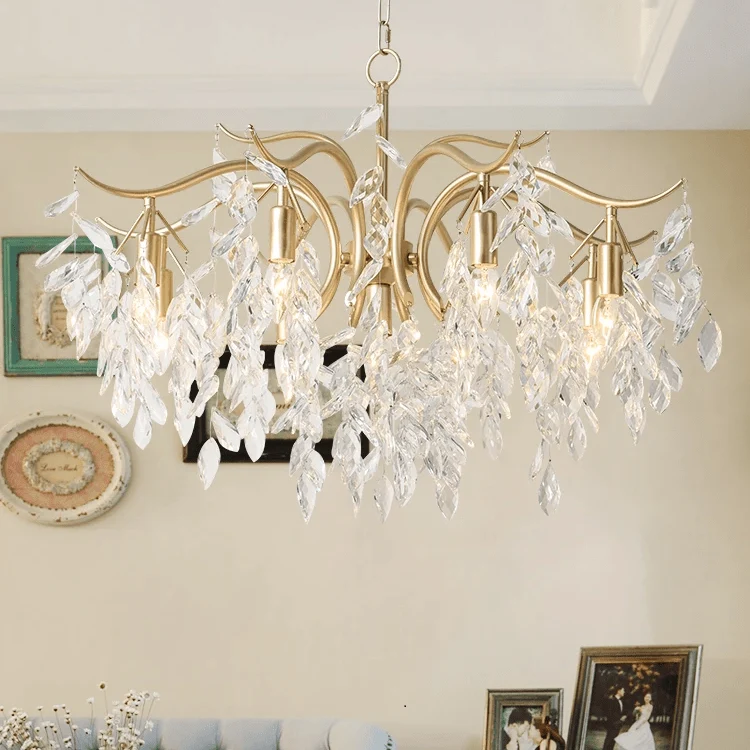 Lustre doré cristaux salon luxe
