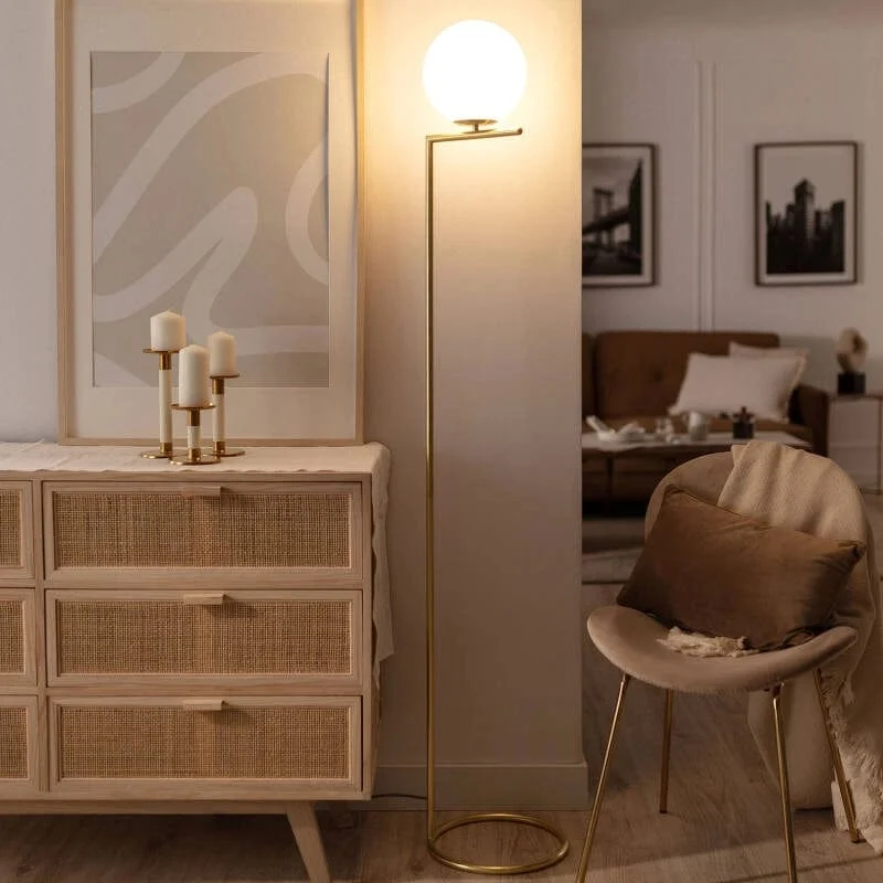 Lampadaire Doré Boule Blanche Design