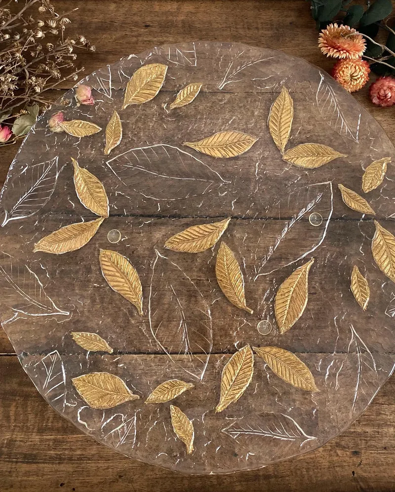 Plat avec feuilles dorées incrustées