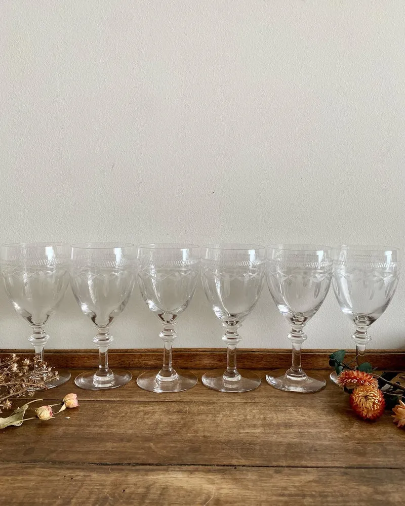 Verres à vin en cristal avec frises décoratives gravées