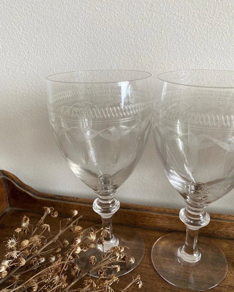 Verres à vin en cristal avec frises décoratives gravées