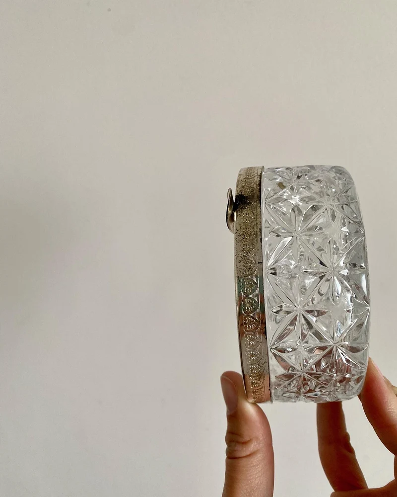 Cendrier avec pourtour frise métal argenté