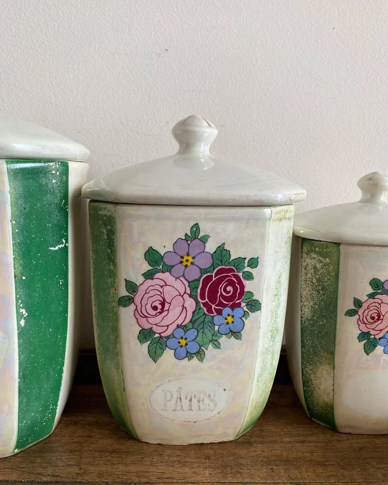 Pots de cuisine décoratifs à motifs fleuris en faïence signés Czechoslovakia.