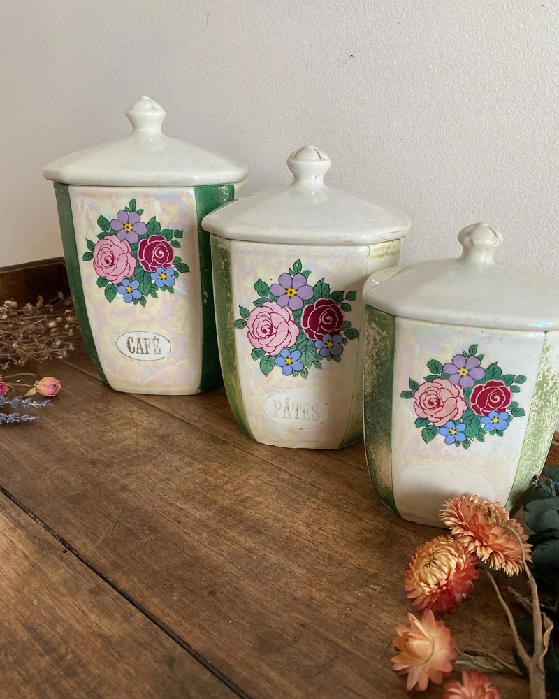 Pots de cuisine décoratifs à motifs fleuris en faïence signés Czechoslovakia.