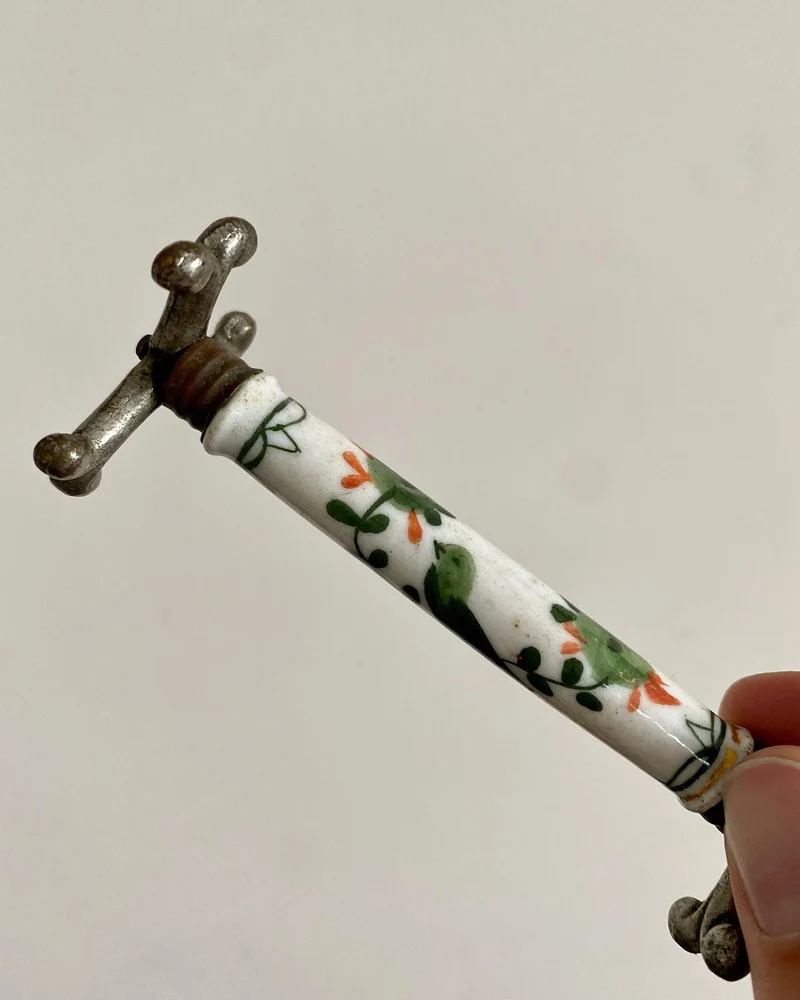 Porte-couteaux en argent et porcelaine peinte à la main