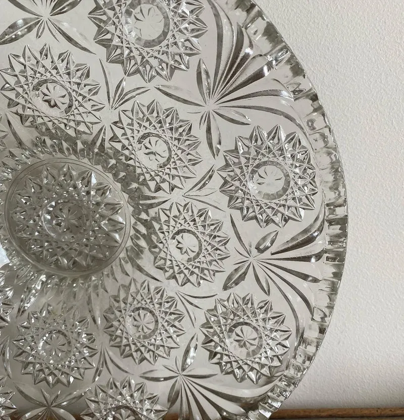 Plat de service en verre moulé