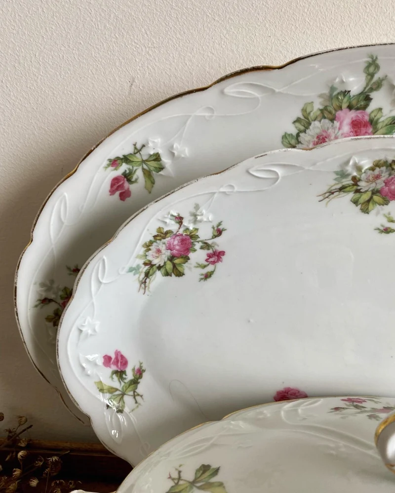 Soupière blanche à fleurs roses et deux plats assortis