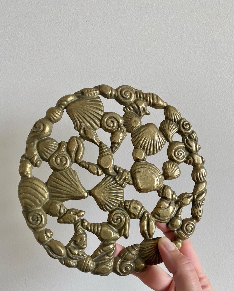 Dessous de plat rond laiton doré avec coquillage