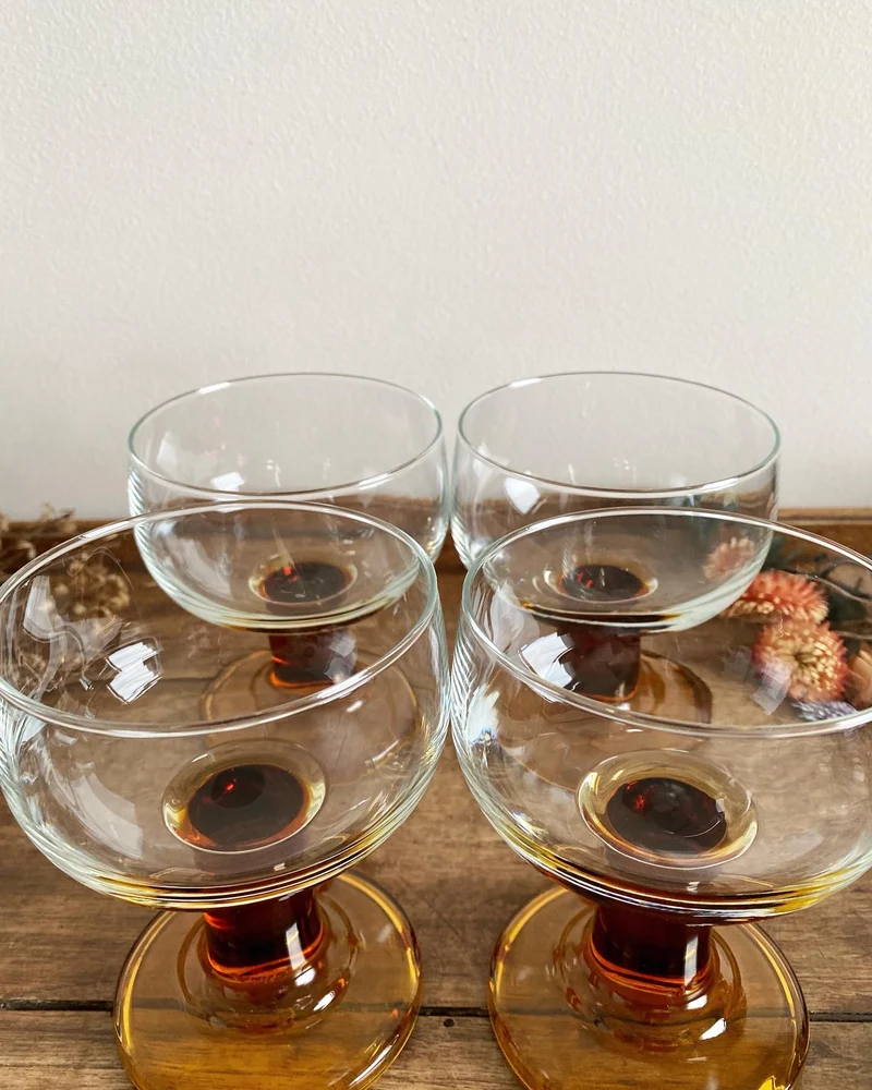 Verres ronds pieds colonnes années 60-70