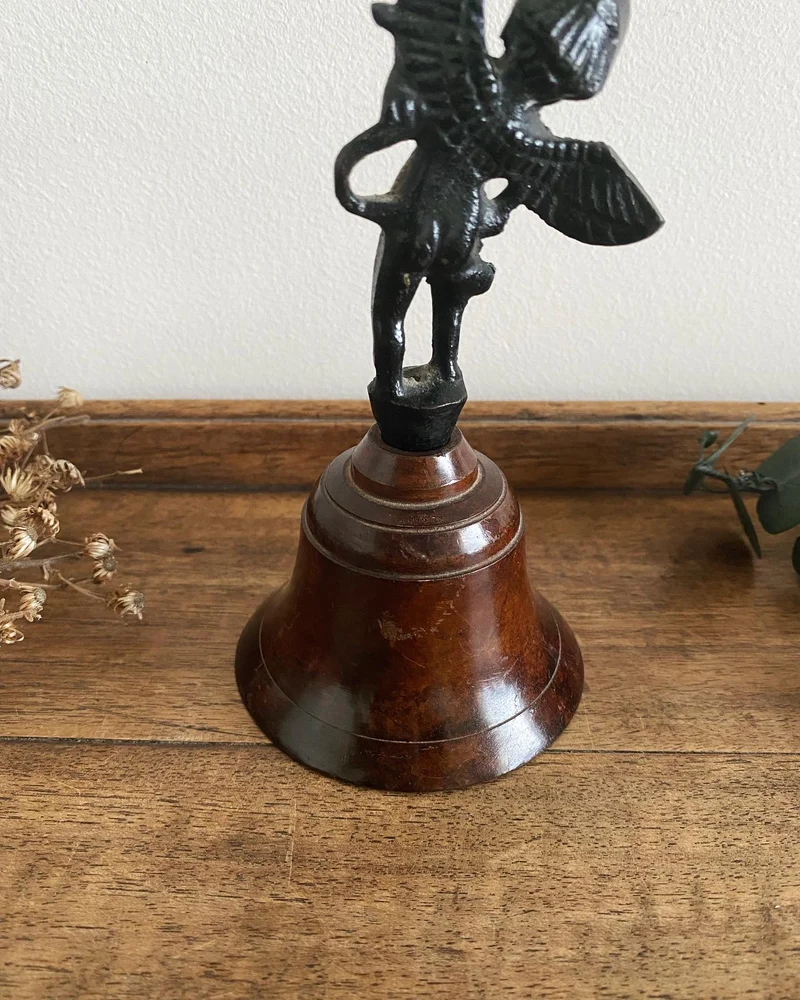 Clochette de table en bronze manche angelot