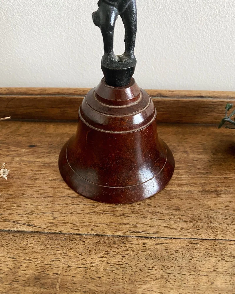 Clochette de table en bronze manche angelot