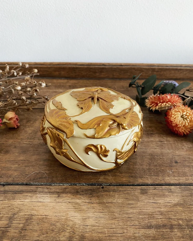 Bonbonnière ronde en céramique décoration florale et papillon