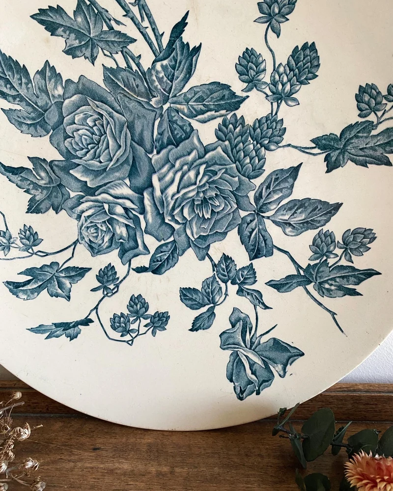 Plat en faïence Terre de Fer Longchamp Collection Rose motif roses bleues