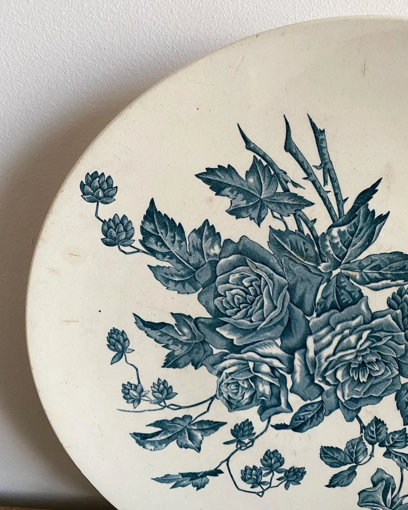 Plat en faïence Terre de Fer Longchamp Collection Rose motif roses bleues