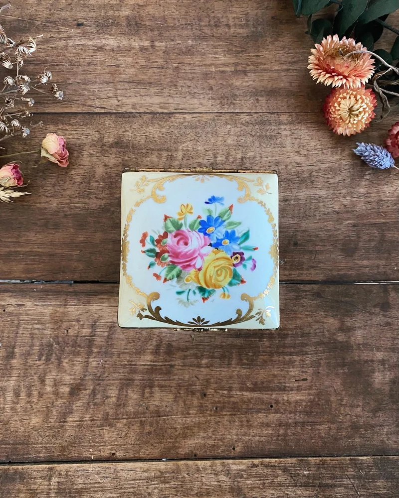 Boite à bijoux en porcelaine
