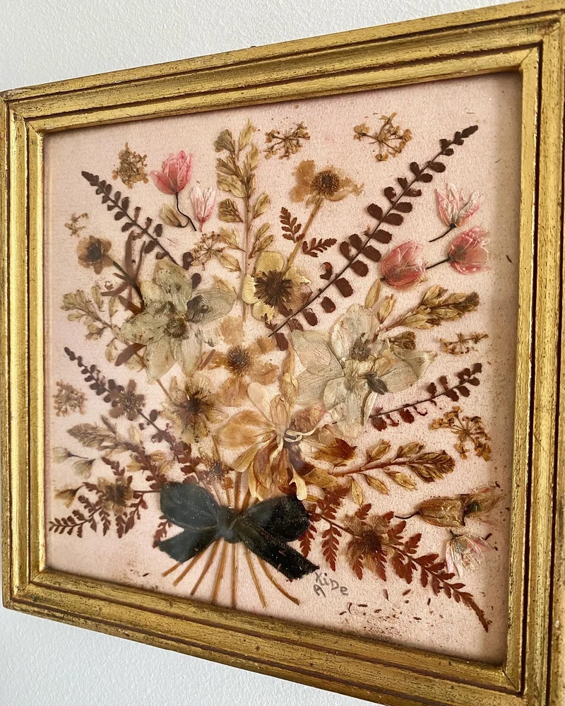 Cadre en bois doré avec ses fleurs séchées