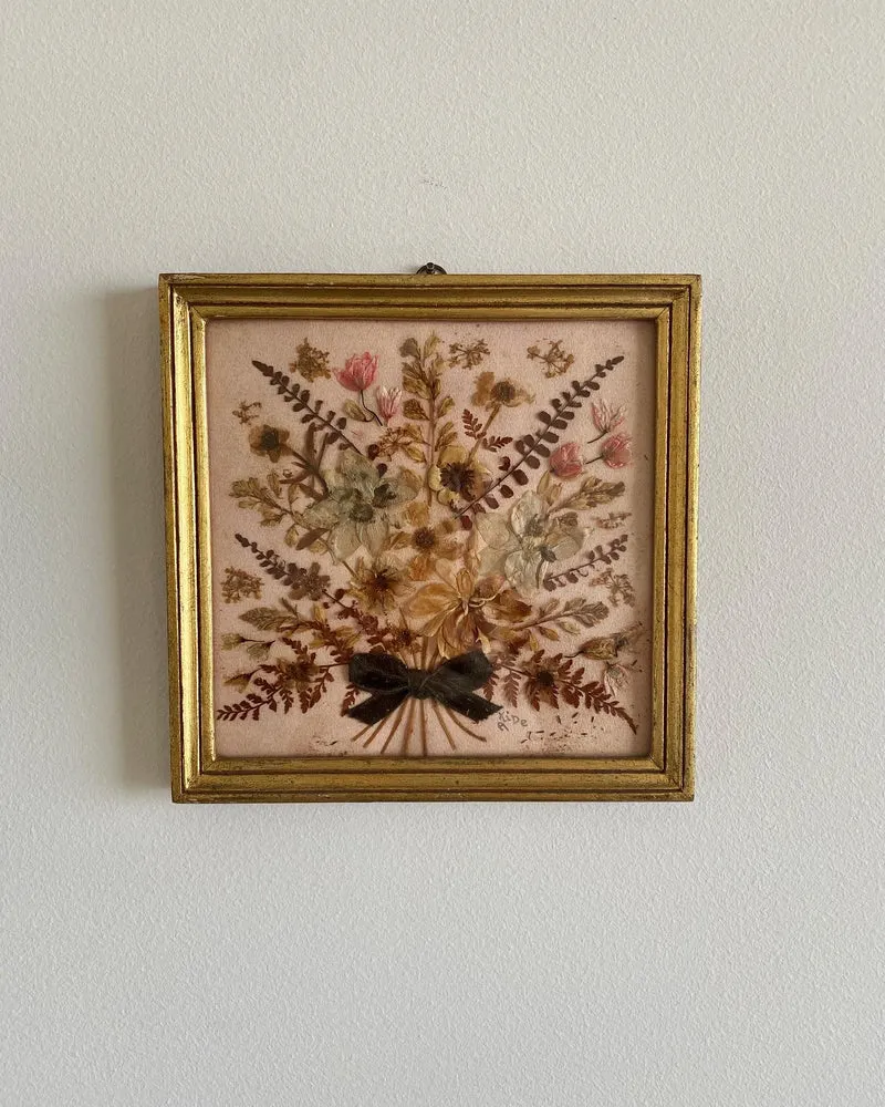 Cadre en bois doré avec ses fleurs séchées