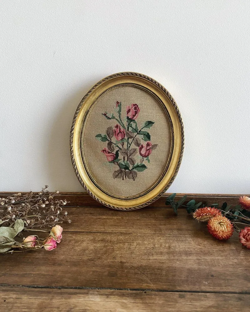 Broderie ancienne faite main dans son cadre en bois doré