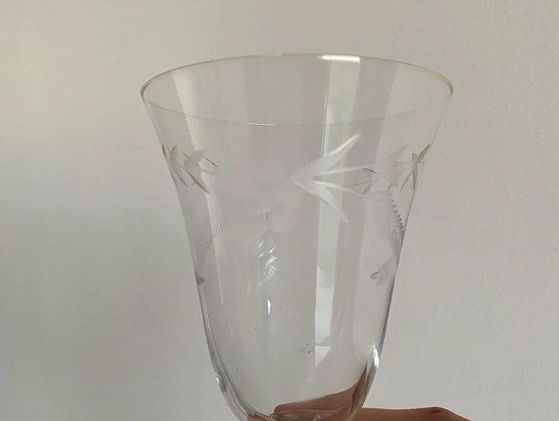 Verres anciens à pied gravés d’une frise florale