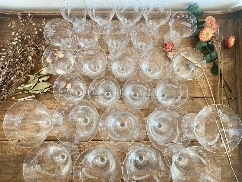 Verres anciens à pied gravés d’une frise florale
