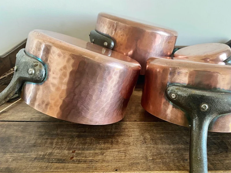 Casseroles vintage en cuivre martelé
