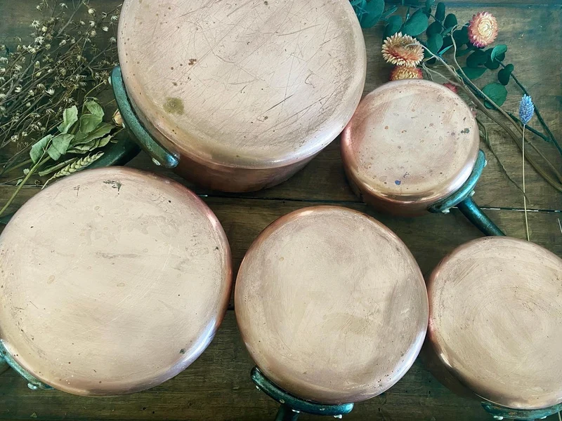 Casseroles vintage en cuivre martelé