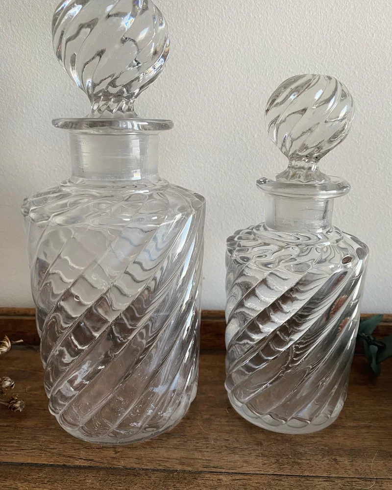 Flacons à parfum anciens en verre torsadé